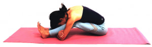 ゆっくりと吐く息で太もも裏やお尻、腰が伸びてきたら、肘の位置を前に移動させて上体を両足の上に乗せます。1分ほどホールドしましょう