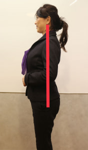 左右の肩と耳の位置が一直線上にあるように首を引き上げます。この時、首の筋肉を使って頭を上に押し上げるようにします