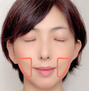 頬骨下からあごに向かって、緩やかな逆三角形にチークを入れます。気になるエラも補正できます