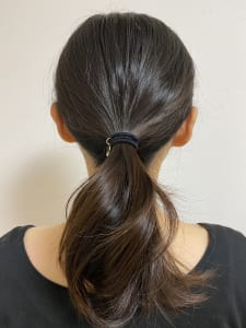 Bブロックの髪の毛を、仕上げたい位置で少し緩めに結びます。Aブロックの髪の毛を手ぐしでルーズにまとめたら、先ほど結んだBブロックの位置に全ての髪の毛をまとめて結びます