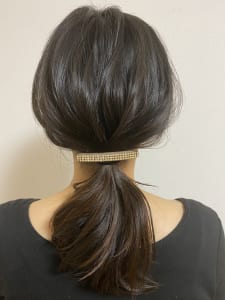 結んだ位置から、トップの髪の毛を少し引っ張りだします。頭の丸みにそって髪の毛を引っ張り出し、引っ張りすぎないように気をつけてください