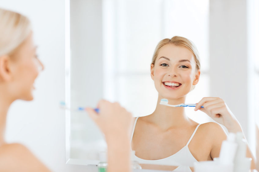 40代以降は歯もくすみやすい！？歯科医師に聞く正しい歯磨き＆ホワイトニング術 | つやプラ - つやっときらめく美をプラス