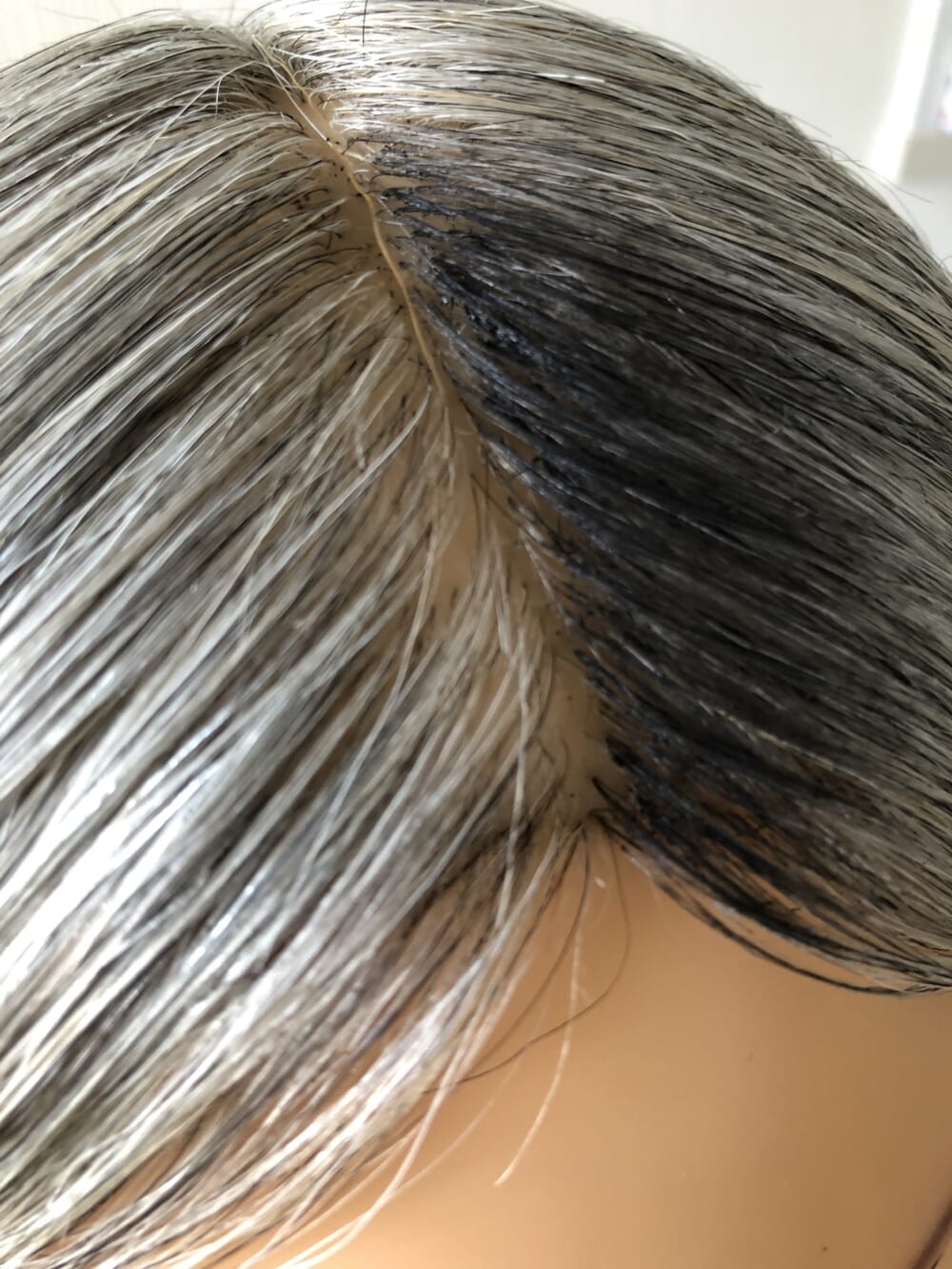 頭頂部や白髪の範囲が広い部分はブラシをねかせて塗り、顔周りや白髪の範囲が狭い部分はブラシを立ててとかすように塗りましょう